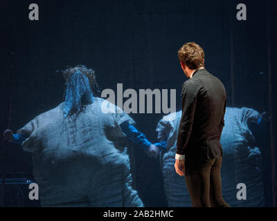 Dance Company KUKAY DANTZA, Spanien führt in der Nähe des Festival der modernen Choreografie IFMC 2019. OSKARA Tanz Performance''. Musik: Xabier Erkizia/Xabier Erkizia, Pablo GISBERT/Pablo GIZBERT. Editorial. Stockfoto