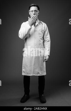 Jungen gutaussehenden Mann Arzt tragen Schutzbrille in Schwarz und Weiß Stockfoto