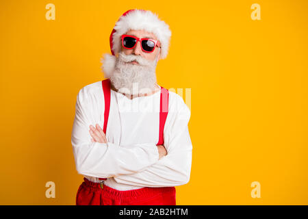 Porträt von Ernst santa claus von Noel Nordpol in Red Cross Hands Blick auf x-mas Neujahr Partei über/-farbe Hintergrund isoliert zuversichtlich Stockfoto