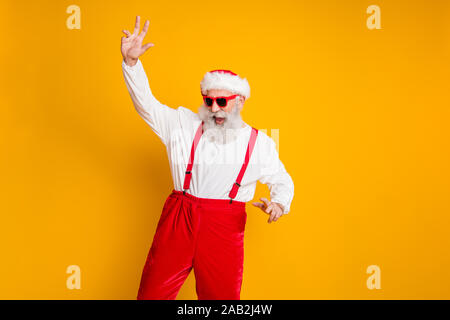Portrait von positiven Lustig santa claus Hipster in Red Hat genießen Weihnachtsfeier Veranstaltung Spaß Neujahr fest Tanz Club Wear shirt Hosenträger Stockfoto