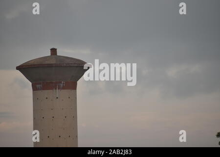 Overhead Zement Beton Storage tank, Wasser in den ländlichen Gebieten lebenden Menschen liefert. mit dem Hintergrund der Himmel Stockfoto