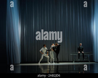 Dance Company KUKAY DANTZA, Spanien führt in der Nähe des Festival der modernen Choreografie IFMC 2019. OSKARA Tanz Performance''. Musik: Xabier Erkizia/Xabier Erkizia, Pablo GISBERT/Pablo GIZBERT. Editorial. Stockfoto