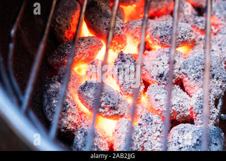 Heiße Kohle Kohlen brennen rot in einem Bbq in Adelaide, South Australia am 25. November 2019 Stockfoto