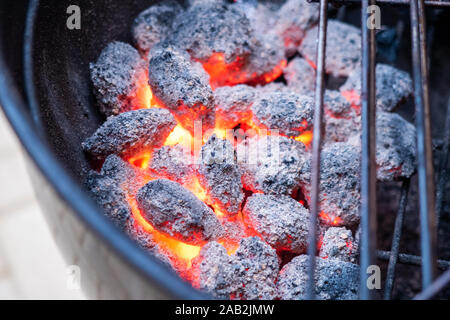 Heiße Kohle Kohlen brennen rot in einem Bbq in Adelaide, South Australia am 25. November 2019 Stockfoto