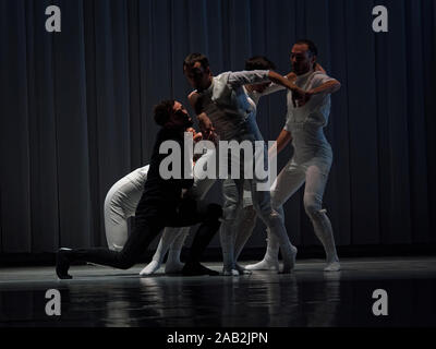 Dance Company KUKAY DANTZA, Spanien führt in der Nähe des Festival der modernen Choreografie IFMC 2019. OSKARA Tanz Performance''. Musik: Xabier Erkizia/Xabier Erkizia, Pablo GISBERT/Pablo GIZBERT. Editorial. Stockfoto