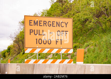 Warnung Schild, Not Pull Off 1000 ft Sms, Highway in den Vereinigten Staaten Stockfoto