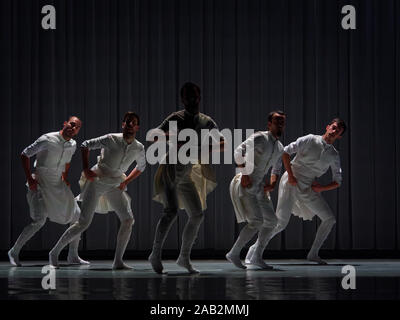 Dance Company KUKAY DANTZA, Spanien führt in der Nähe des Festival der modernen Choreografie IFMC 2019. OSKARA Tanz Performance''. Musik: Xabier Erkizia/Xabier Erkizia, Pablo GISBERT/Pablo GIZBERT. Editorial. Stockfoto