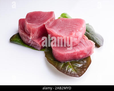 Thunfisch Steaks auf Salat auf einem weißen Hintergrund. Meeresfrüchte Stockfoto