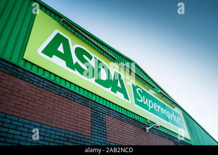 Ein großes Schild für eine ASDA Supermarkt. Stockfoto