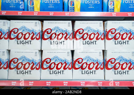 Kisten mit Coors Leichtes Bier und Fosters Lagerbier zum Verkauf in einem Supermarkt. Stockfoto