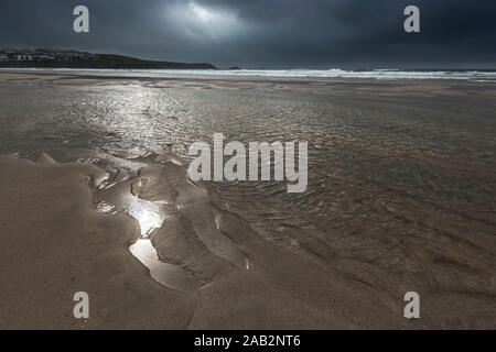 Dunkle dramatische Wolkenhimmel auf den Fistral Beach in Newquay in Cornwall. Stockfoto