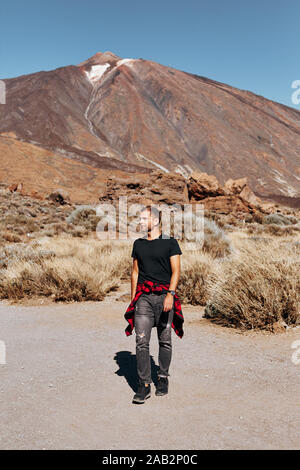 Elegantes und Modisches Mann auf dem Hintergrund der Berge. Männliche fashion model. Vulkan Teide auf Teneriffa Stockfoto