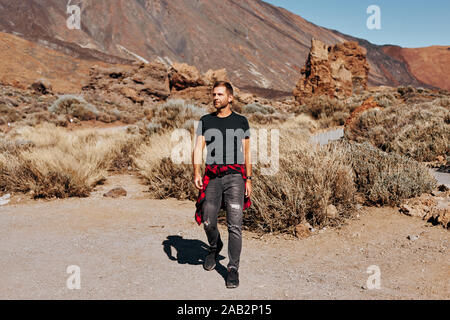 Elegantes und Modisches Mann auf dem Hintergrund der Berge. Männliche fashion model. Vulkan Teide auf Teneriffa. Stockfoto