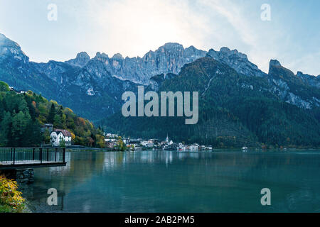 Panoramablick über die alleghe das Dorf und den See in den italienischen Dolomiten mit Schäden im Wald nach dem Sturm 2018 Stockfoto