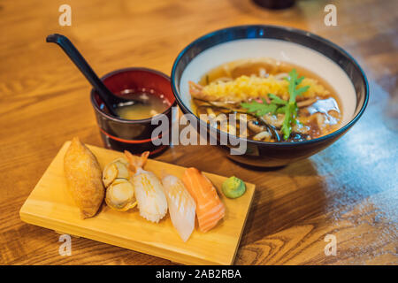 Die koreanischen Nudeln in eine Schüssel bereit für Abendessen Stockfoto