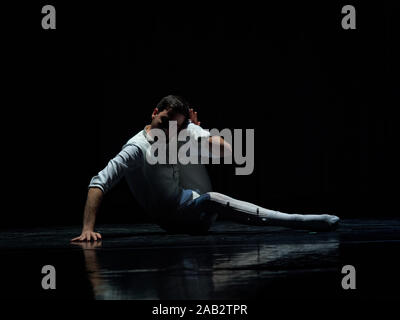 Dance Company KUKAY DANTZA, Spanien führt in der Nähe des Festival der modernen Choreografie IFMC 2019. OSKARA Tanz Performance''. Musik: Xabier Erkizia/Xabier Erkizia, Pablo GISBERT/Pablo GIZBERT. Editorial. Stockfoto