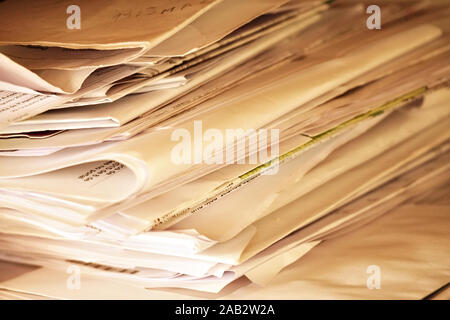 Stapel der unerledigten Akten auf Schreibtisch Büro Stockfoto