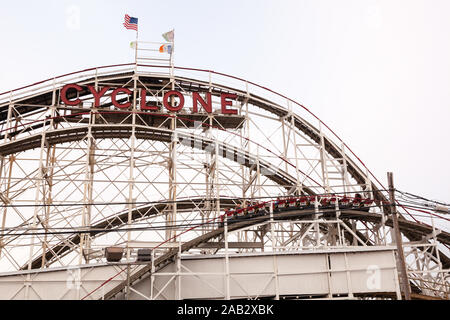 Cyclone Achterbahn, Coney Island, Brooklyn, New York, Vereinigte Staaten von Amerika. Stockfoto