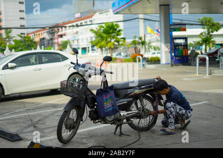CHIANGMAI, THAILAND - 14.November 2019: Thai Mann biker Reifen aufpumpen von MOTOBIKE. Im PTT-Tankstelle. Stockfoto