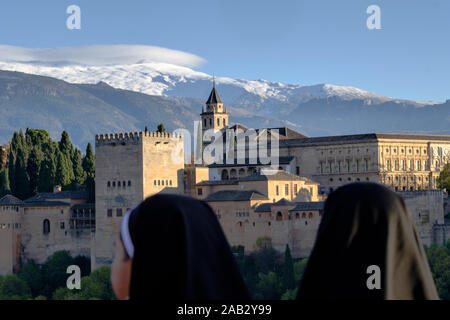 Die Alhambra von Granada gesehen bei Sonnenuntergang von Mirador San Nicolas Stockfoto