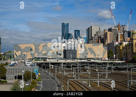 Australien, Victoria, Melbourne, 11. April 2019: Die australischen Zentrum für das bewegte Bild (ACMI), Federation Square, ist Australien nationalen Muse Stockfoto