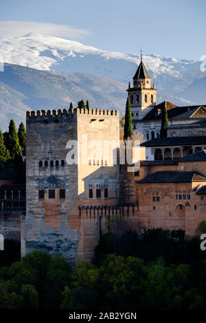 Die Alhambra von Granada gesehen bei Sonnenuntergang von Mirador San Nicolas Stockfoto