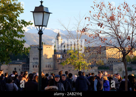 Die Alhambra von Granada gesehen bei Sonnenuntergang von Mirador San Nicolas Stockfoto