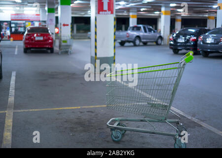 CHIANGMAI, THAILAND - 14.November 2019: Parkplatz leeren Wagen mit grünen Griffe auf der Big C Supermarkt Parkplatz. Stockfoto