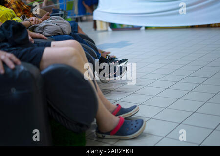 CHIANGMAI, THAILAND - 14.November 2019: Menschen Entspannung auf dem Massagestuhl in Bic C Supermarkt Stockfoto