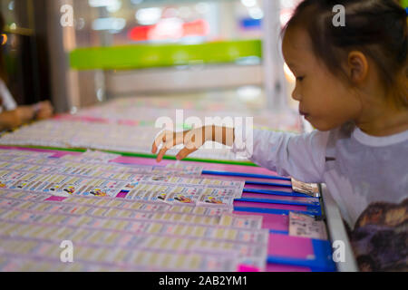 CHIANGMAI, THAILAND - 14.November 2019: Street Hersteller verkaufen Thai Lottery tickets für weibliche Kunden am Straßenrand Stockfoto