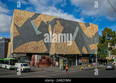 Australien, Victoria, Melbourne, 11. April 2019: Die australischen Zentrum für das bewegte Bild (ACMI), Federation Square, ist Australien nationalen Muse Stockfoto