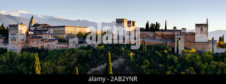 Die Alhambra von Granada gesehen bei Sonnenuntergang von Mirador San Nicolas Stockfoto