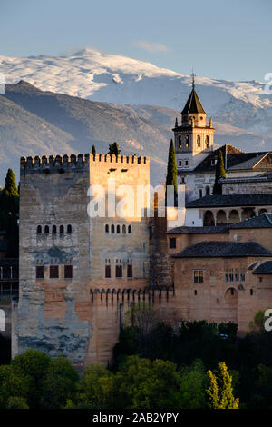 Die Alhambra von Granada gesehen bei Sonnenuntergang von Mirador San Nicolas Stockfoto