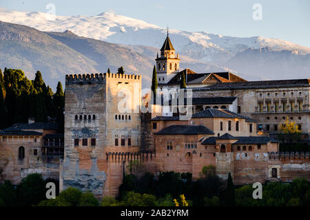 Die Alhambra von Granada gesehen bei Sonnenuntergang von Mirador San Nicolas Stockfoto