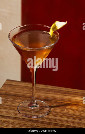 Martinez Cocktail, einen klassischen Cocktail Vorläufer der Martini, mit Orange Bitter oder Angostura, Maraschino, Rot Wermutwein und Old Tom Gin Stockfoto