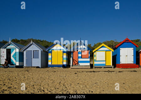 Australien, Victoria, Melbourne, April 12. 2019 - Brighton Beach verfügt über 82 farbenfrohe Baden Boxen, die sind eine der touristischen Symbole von Melbourne. B Stockfoto