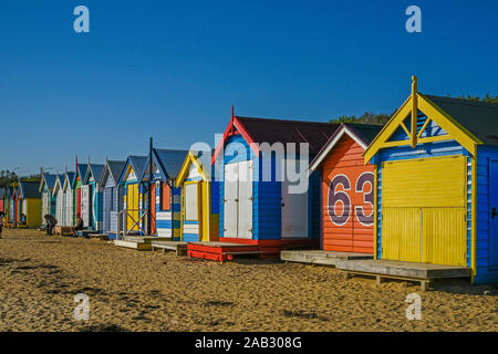 Australien, Victoria, Melbourne, April 12. 2019 - Brighton Beach verfügt über 82 farbenfrohe Baden Boxen, die sind eine der touristischen Symbole von Melbourne. B Stockfoto