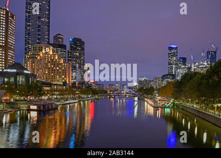 Australien, Victoria, Melbourne, 11. April 2019 - Nacht Blick auf die Skyline von Melbourne Yarra River Foto Fabio Mazzarella/Sintesi/Alamy Stock Stockfoto