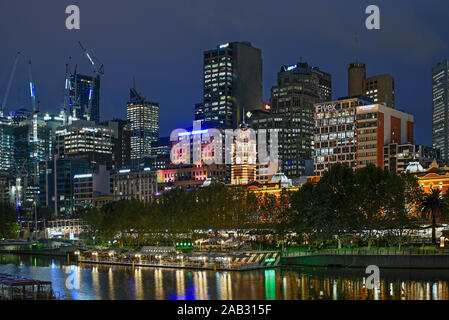 Australien, Victoria, Melbourne, 11. April 2019 - Nacht Blick auf die Skyline von Melbourne Yarra River Foto Fabio Mazzarella/Sintesi/Alamy Stock Stockfoto