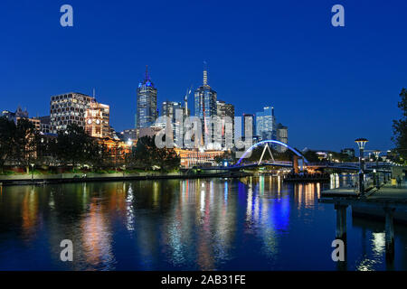 Australien, Victoria, Melbourne, 11. April 2019 - Nacht Blick auf die Skyline von Melbourne Yarra River Foto Fabio Mazzarella/Sintesi/Alamy Stock Stockfoto