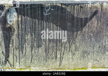 Textur von schmutzigen zerstört Betonwand mit schwarzer Farbe und Schmutz ist undicht. Alte Beton Textur mit geblähter Layer Stockfoto