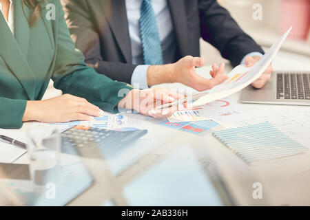 Nahaufnahme des unkenntlich Unternehmer bei Dokumenten, die sich während der Sitzung im Amt, kopieren Raum Stockfoto