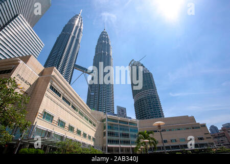 KUALA LUMPUR - 20. AUGUST 2019: ein Blick auf die Wolkenkratzer einschließlich Petronas Towers im Zentrum der Stadt. Kuala Lumpur ist die Hauptstadt und die berühmten gl Stockfoto