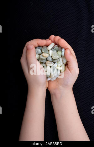Handvoll sauber Steine, Kies in den Händen Stockfoto