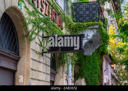 Budapest, Ungarn - 13. September 2019: Schild Museum auf geschmiedetem Metall unterzeichnen. Reiseziel Konzept Stockfoto