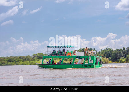 Typische touristische Wildlife Safari Schiff unterwegs Segeln auf der Victoria Nil, North West Uganda an einem sonnigen Tag mit Regen Wolken Stockfoto