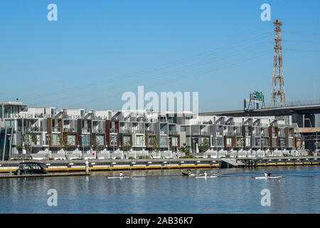 Australien, Victoria, Melbourne, 12. April 2019 - Docklands ist das Produkt einer kontinuierlichen Stadterneuerung Projekt im Bereich der Melbourne CBD zu verlängern. Stockfoto