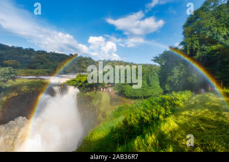 Ein Regenbogen im Spray über Murchison Falls (Kabalega Falls), einem Wasserfall, zwischen den Seen Kyoga und Albert auf der Victoria Nil in NW Uganda Stockfoto