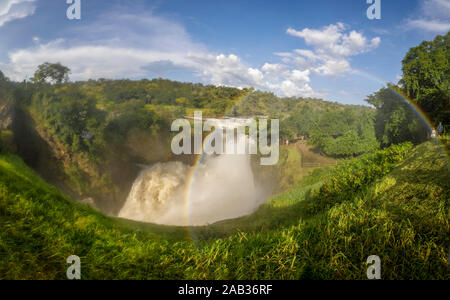 Ein Regenbogen im Spray über Murchison Falls (Kabalega Falls), einem Wasserfall, zwischen den Seen Kyoga und Albert auf der Victoria Nil in NW Uganda Stockfoto