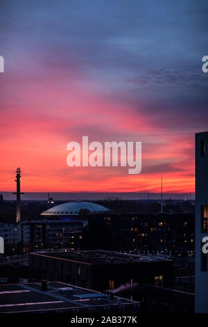 Eindhoven, Niederlande, 16. November 2019. Ein Blick auf die Stadt Eindhoven mit der berühmten futuristische Evoluon Gebäude bei Sonnenuntergang mit einer tiefen Rosa ein Stockfoto